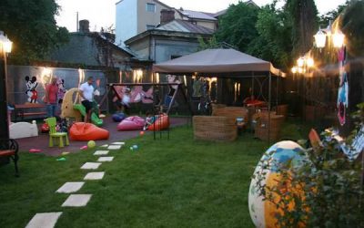 Terasa colorată cu loc de joacă: Chez Marie