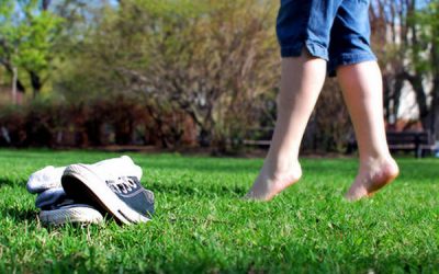 Cu picioarele goale, viața se simte altfel