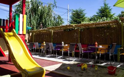 Mayaricii, loc cu terasă, dar mai ales loc de joacă și petreceri