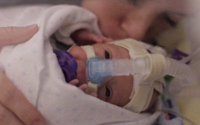 Fără cuvinte: un tătic filmează primul an din viața copilului său născut prematur