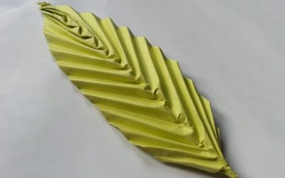 Origami: cum faci o frunză din hârtie colorată