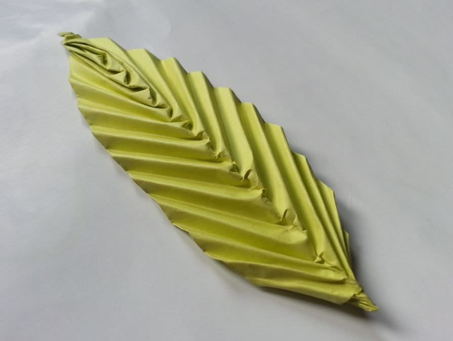 Origami: cum faci o frunză din hârtie colorată