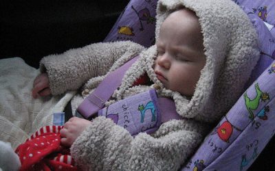 Somnul copiilor, în mașină, în scaunul auto