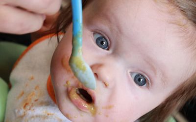 Studiu: copiii care se joacă cu mâncarea învață mai repede