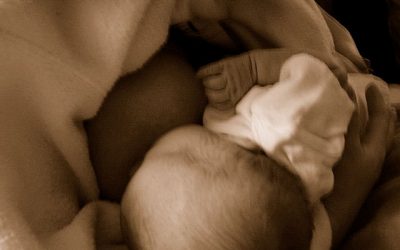 Mamele din Emiratele Arabe sunt obligate să alăpteze