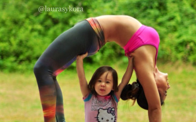 Yoga împreună cu o fetiță de doar 4 ani