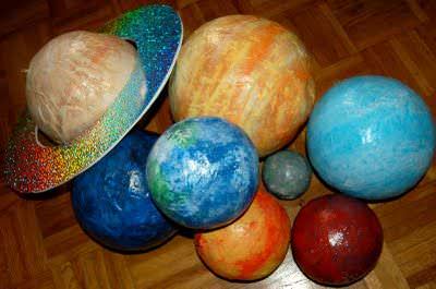 DIY: Cum faci planete din baloane și hârtie