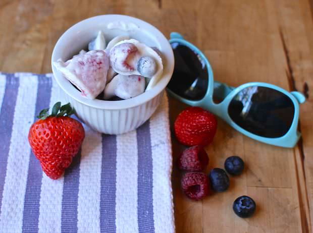 Cel mai bun și sănătos desert răcoritor de vară: fructe cu iaurt congelate