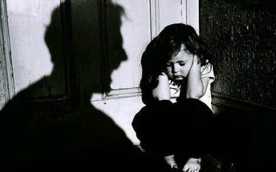 Palma te lovește, iar vorbele te doboară