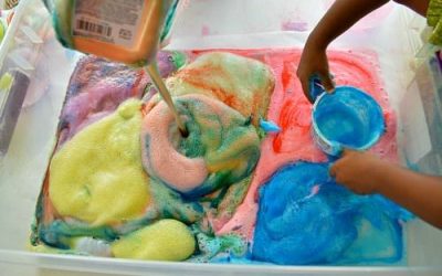 Experiment inedit pentru copii: un vulcan colorat