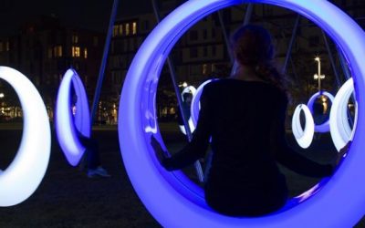 Un loc de joacă interactiv, care-și schimbă culoarea atunci când sesizează mișcare