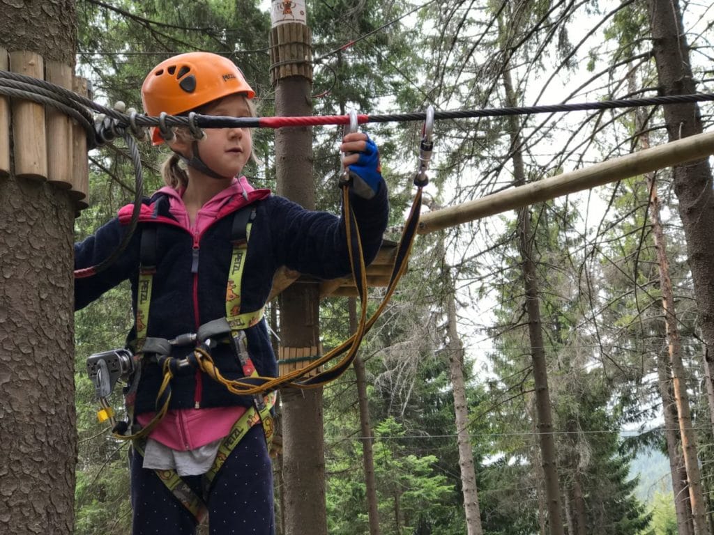 Cum își înving copiii fricile după o zi petrecută într-un parc de aventură