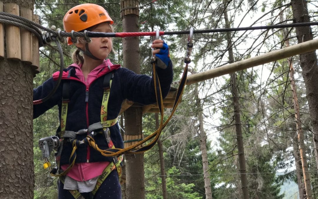 Cum își înving copiii fricile după o zi petrecută într-un parc de aventură