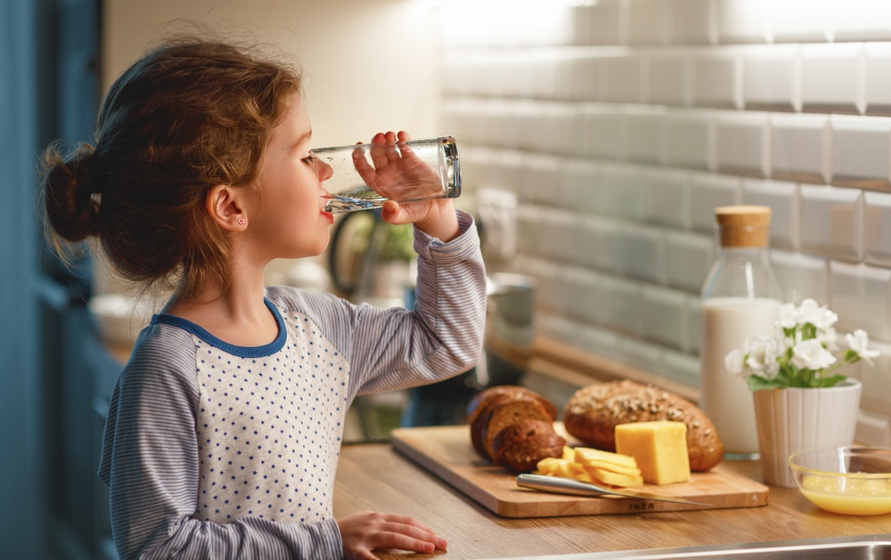 Cum îl determini pe cel mic să bea apă: 5 secrete de la părinți pentru părinți