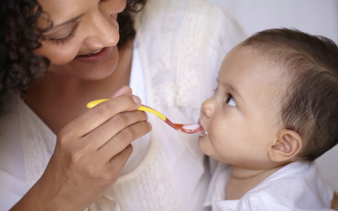 Când și cum începi diversificarea alimentației la bebeluși? Iată recomandările pediatrilor