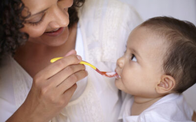 Când și cum începi diversificarea alimentației la bebeluși? Iată recomandările pediatrilor