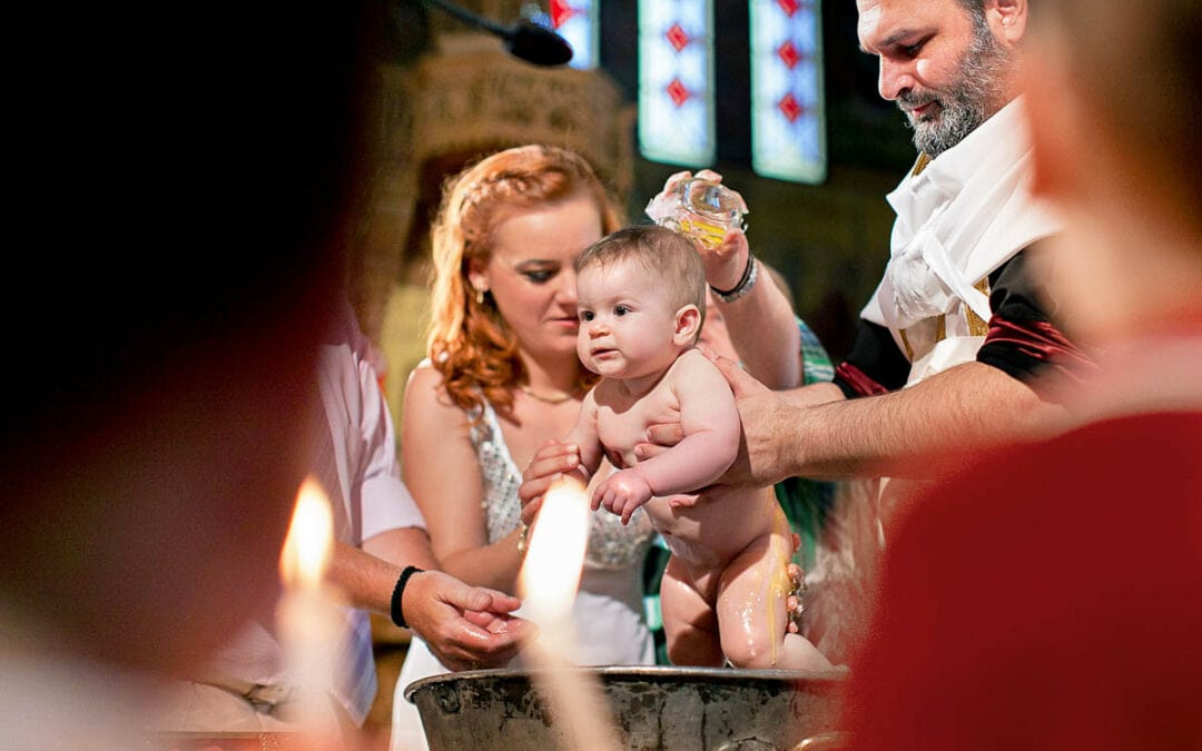 La ce să te uiți când alegi nașii de botez ai bebelușului tău?
