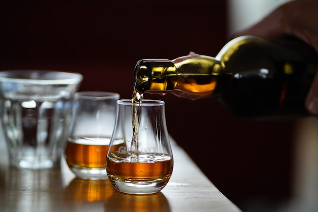 Cocktailuri cu whisky celebre, pe care le poți prepara la tine acasă