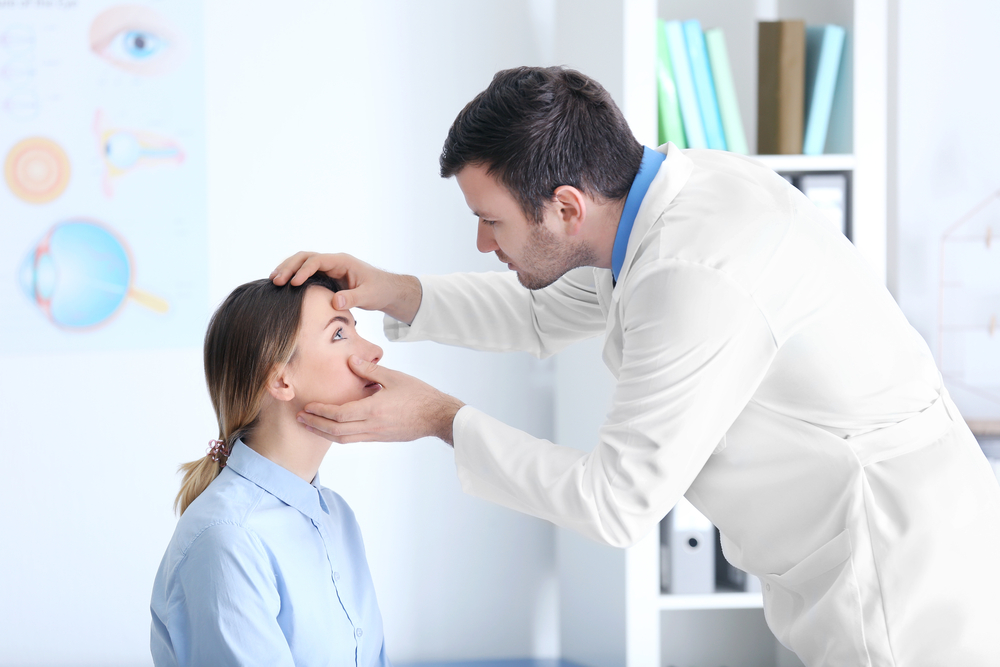 Importanța unui consult la ochi în alegerea ochelarilor potriviți pentru tine