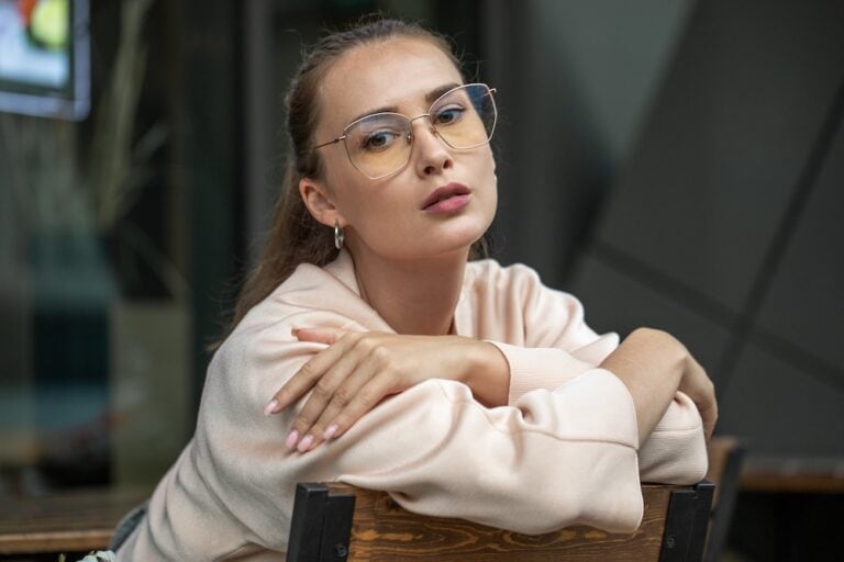 5 semne care îți indică că ai nevoie de o nouă pereche de ochelari