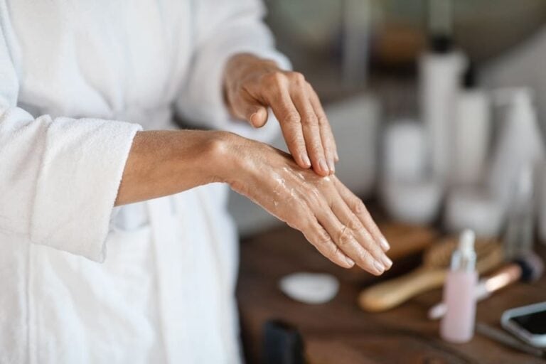 Păstrează-ți pielea hidratată: top produse naturale pentru pielea uscată