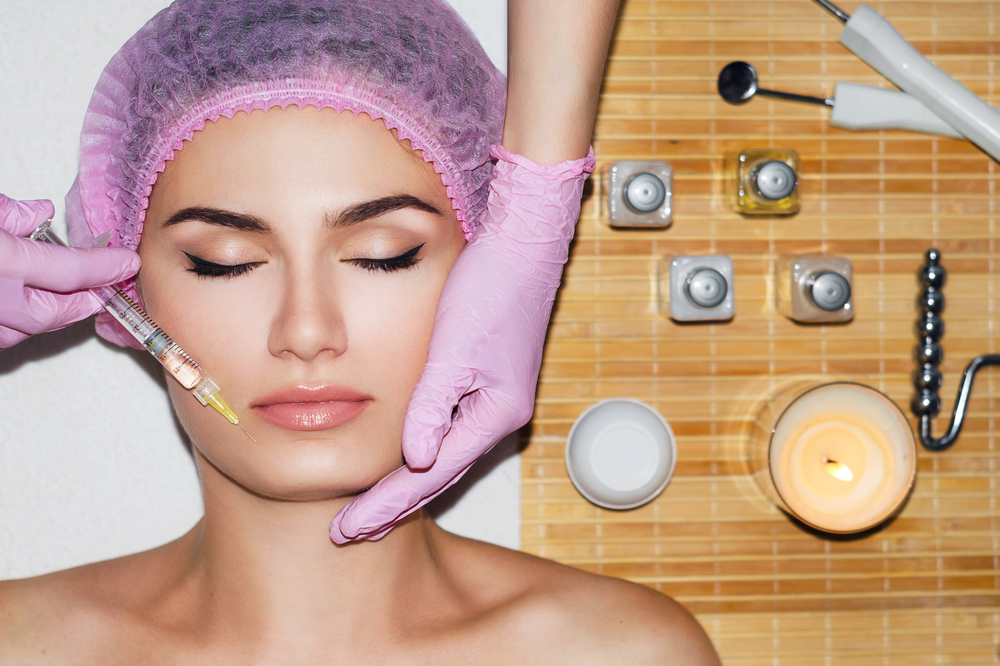 femeie care primeste tratament cu acid hialuronic pentru sculptarea fetei